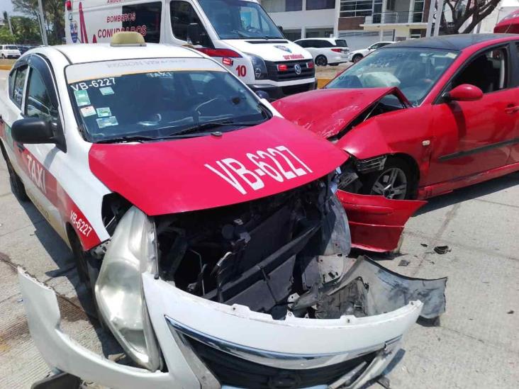 Turista se salta el camellón y choca contra patrulla y taxi en Boca del Río