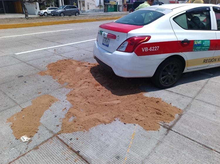 Turista se salta el camellón y choca contra patrulla y taxi en Boca del Río