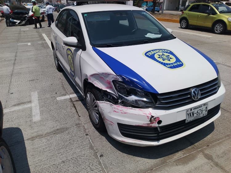 Turista se salta el camellón y choca contra patrulla y taxi en Boca del Río