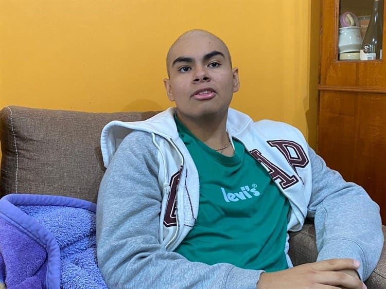 Busca el milagro; Así es la lucha de Bryan contra el cáncer en Xalapa
