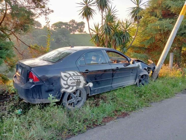 Automóvil choca con poste deTelmex en Acatlán