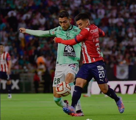 Chivas derrota 2-0 a León a domicilio