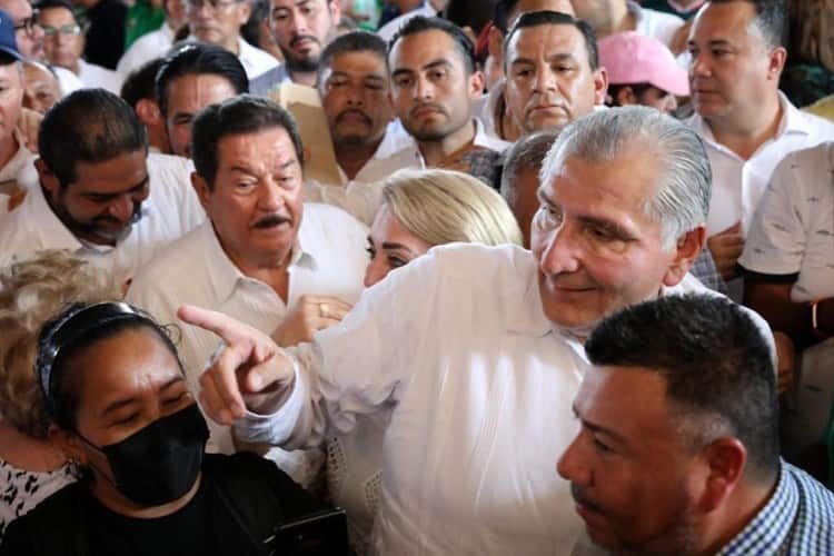 Adán Augusto se reúne con petroleros en Minatitlán; los tabasqueños somos hermanos de veracruzanos, les dice