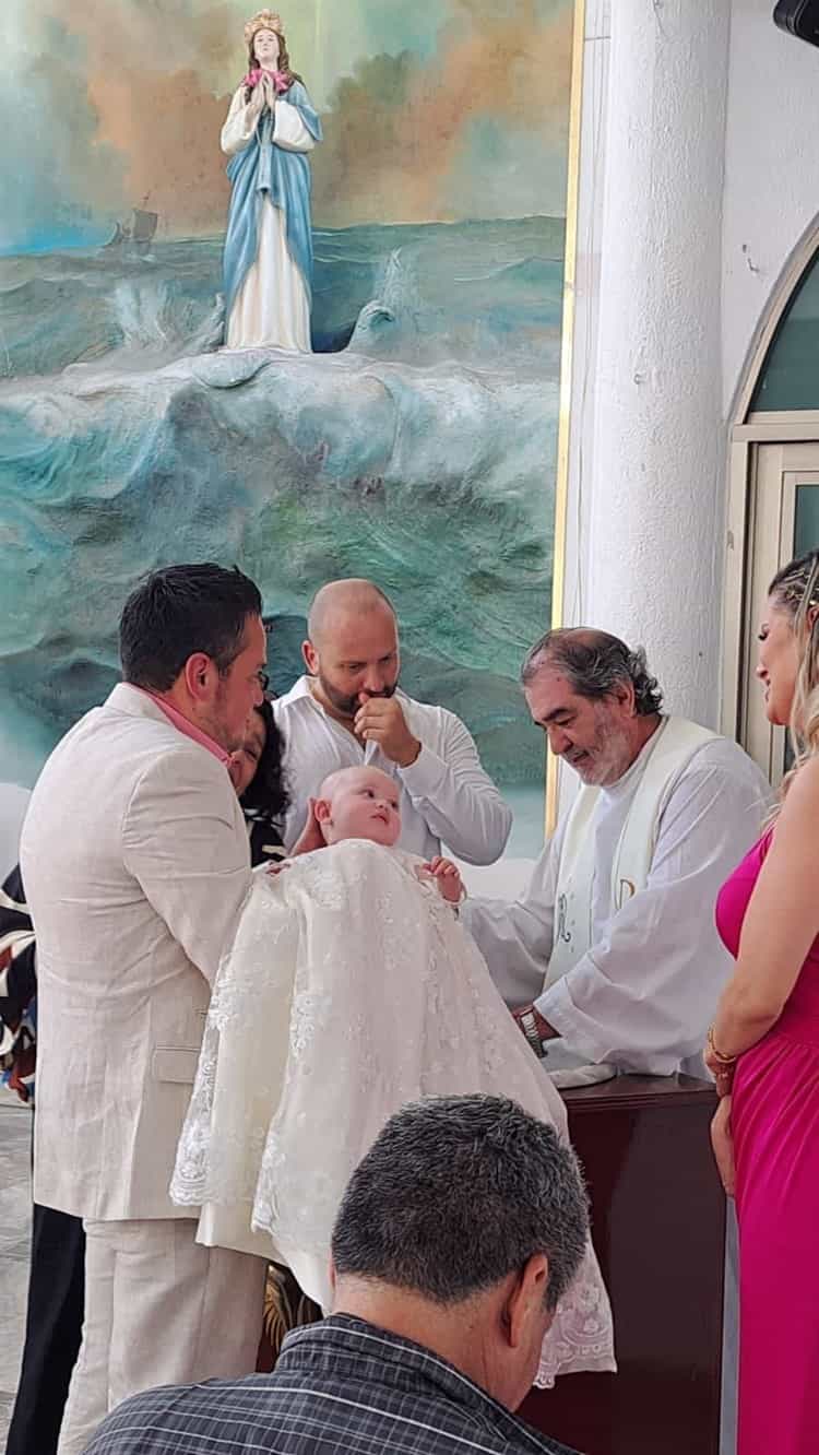 Anna Leticia Cuan Riande recibe el sacramento del Bautismo
