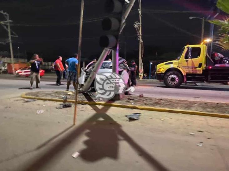 Por conducir a exceso de velocidad, choca contra semáforo en el sur de Veracruz (+Video)