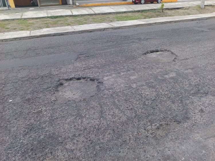 Se forman baches en calles de Boca del Río; conductores tienen que esquivarlos