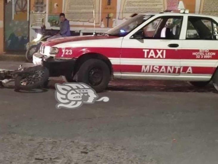 Taxi atropella a motociclista en calles de Misantla