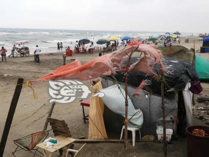 ¡Nortazo pone fin a las vacaciones! FF49 corre a familias de la playa tras caluroso día en Coatzacoalcos (+Video)