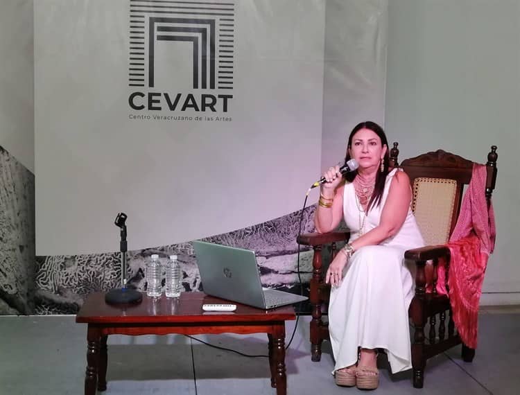 Pilar Cos comparte detalles y anécdotas del Traje de Jarocha en CEVART