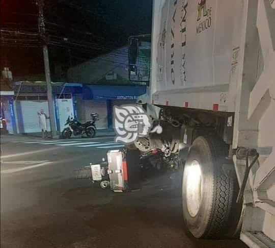 Motociclista se impacta contra camión recolector de basura en Orizaba