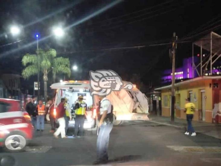 Motociclista se impacta contra camión recolector de basura en Orizaba