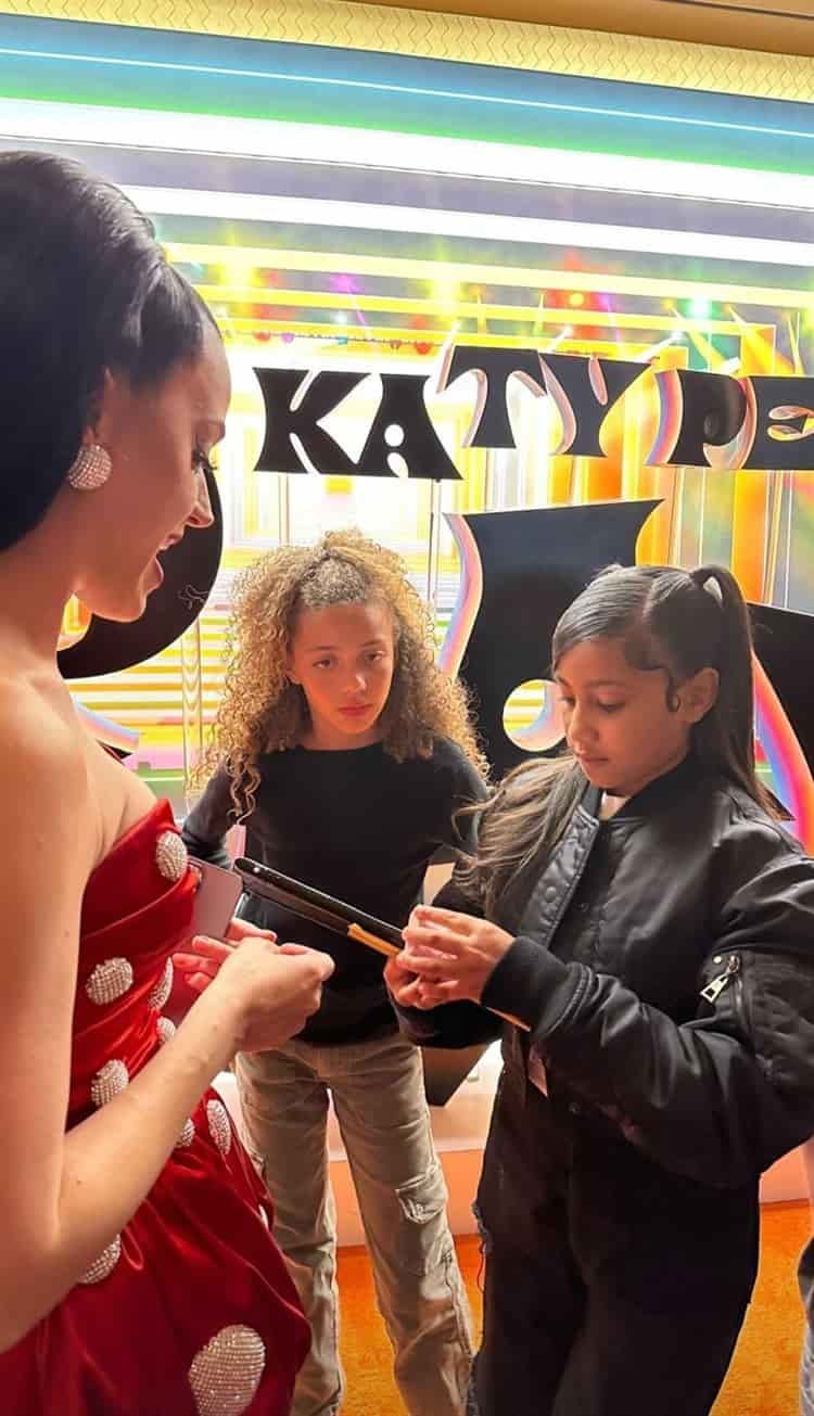 Katy Perry sube a hija de Kim Kardashian al escenario de su show en Las Vegas