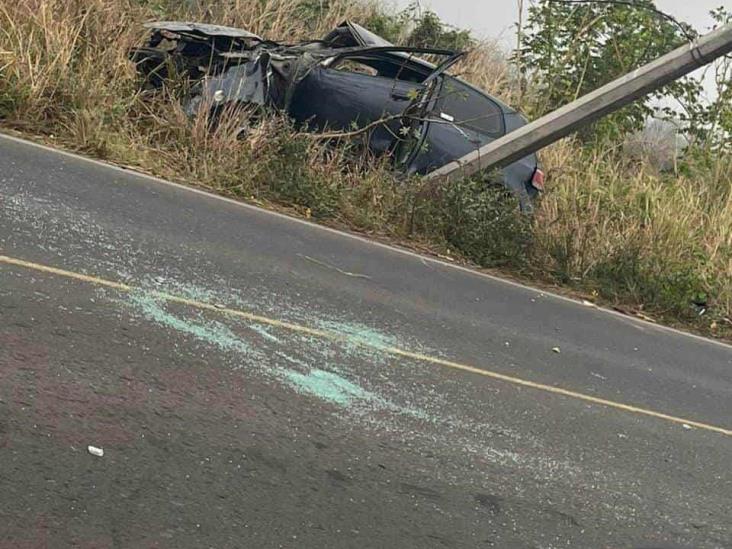 Choca camioneta contra poste en carretera de Manlio Fabio Altamirano