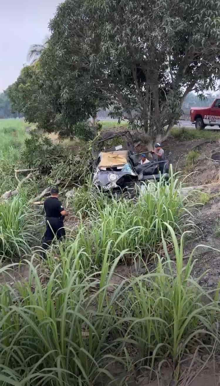 Vuelca patrulla del IPAX en Úrsulo Galván; hay 3 heridos