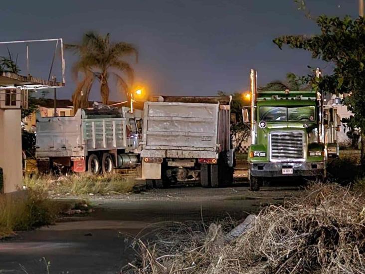 Traileros se adueñan calles en Geovillas del Puerto, en Veracruz