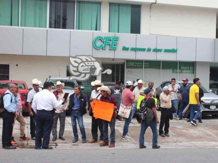 En Misantla, exigen a CFE retirar poste; no pueden terminar camino