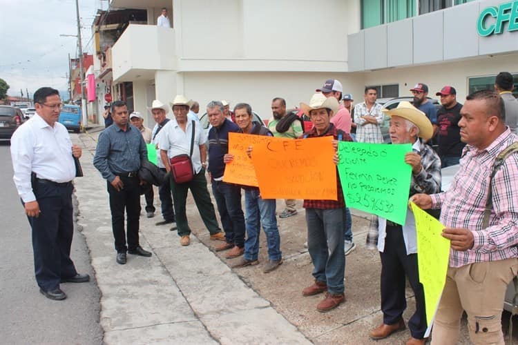 En Misantla, exigen a CFE retirar poste; no pueden terminar camino