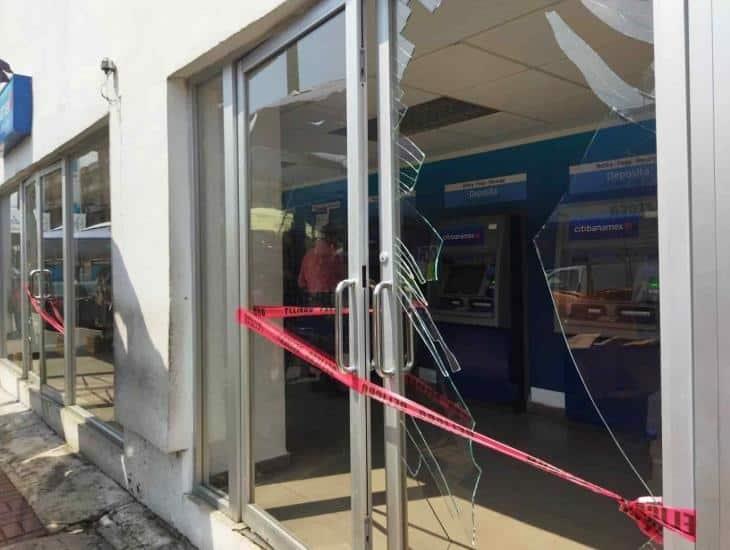 Rompen cristales de cajeros Citibanamex en Coatzacoalcos