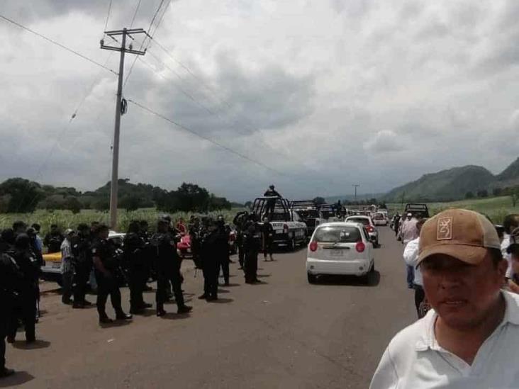 Con megaoperativo en Jalcomulco impiden paso a taxistas de la zona centro; iban a Xalapa (+Video)