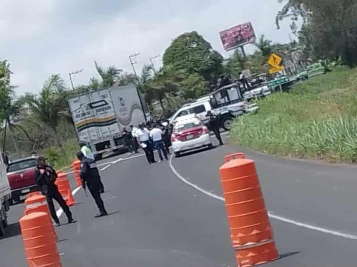 Con megaoperativo en Jalcomulco impiden paso a taxistas de la zona centro; iban a Xalapa (+Video)