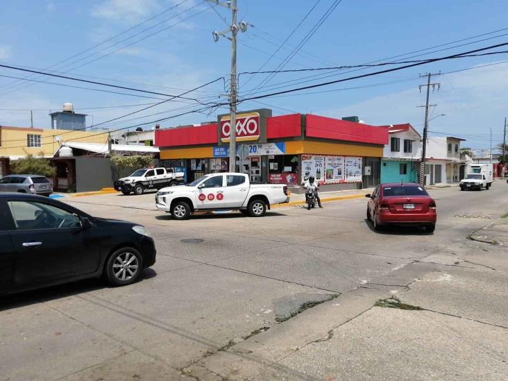 Con cuchillo en mano, asaltan Oxxo en Coatzacoalcos