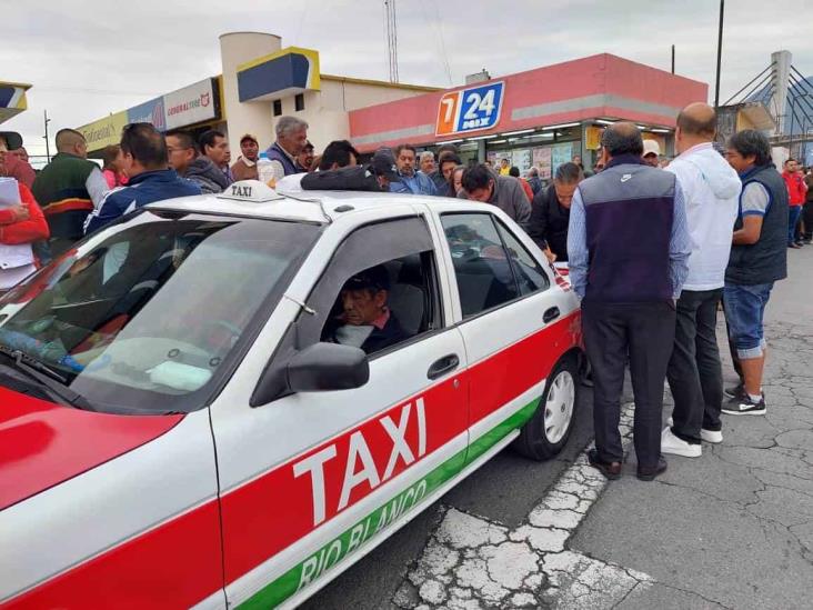 Taxistas del Centro de Veracruz exigen posponer Revista Vehicular