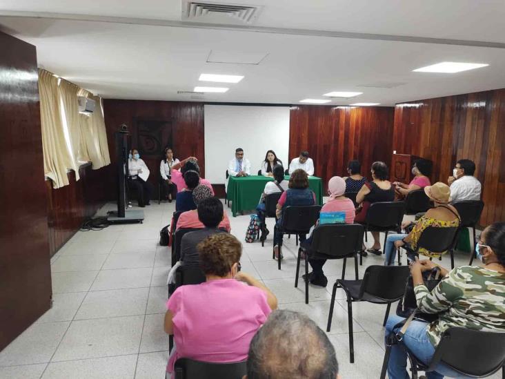 Tras protestas, se reúne personal del IMSS con pacientes oncológicos en Coatzacoalcos