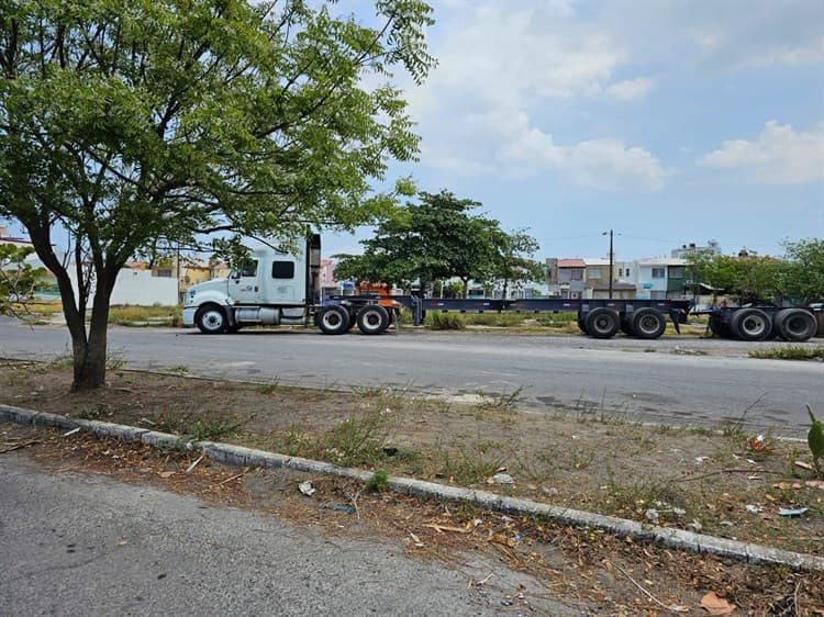Traileros se adueñan calles en Geovillas del Puerto, en Veracruz