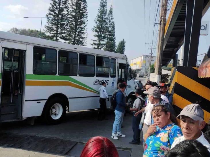 Autobús atropella a invidente en calles de Xalapa