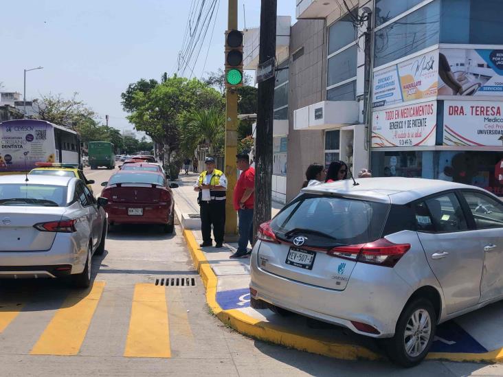 ¡Hasta la banqueta! Conductores chocan sus automóviles en avenida de Veracruz