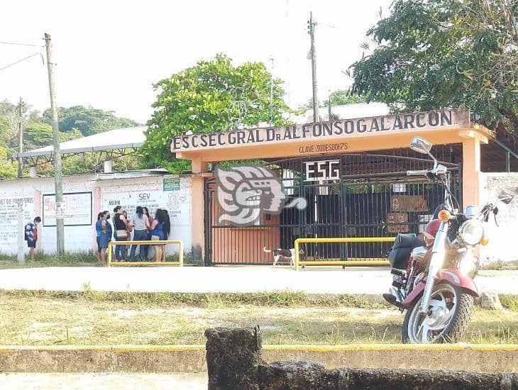 Padres denuncia a director de secundaría por no cumplir con horario laboral en Moloacán