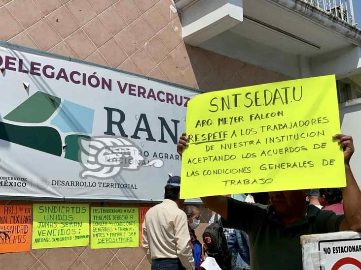 En Xalapa, protestan en RAN y Sedatu por omisión en incremento salarial