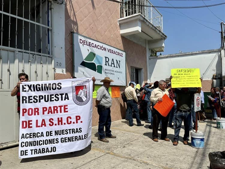 En Xalapa, protestan en RAN y Sedatu por omisión en incremento salarial