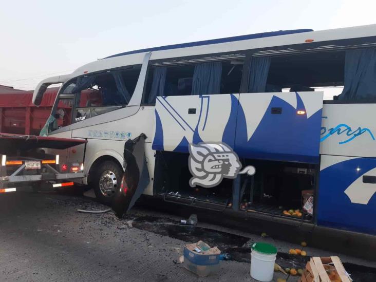 Accidente de autobús contra tráiler en la Orizaba-Puebla deja varios lesionados (+Video)