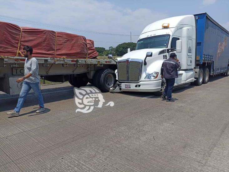 Choque de tráilers paraliza la Córdoba-Veracruz