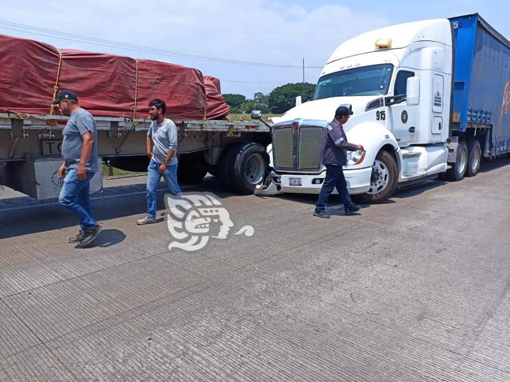 Choque de tráilers paraliza la Córdoba-Veracruz