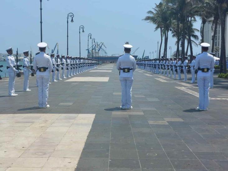 Marina ensaya con helicópteros, cadetes y cañones en el malecón de Veracruz