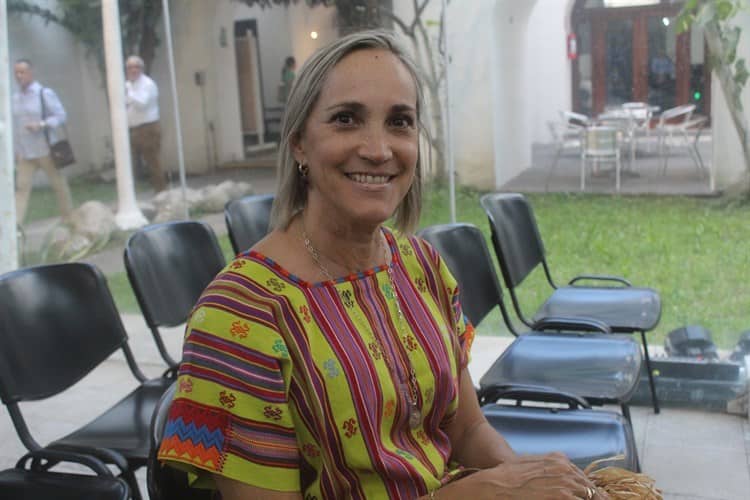 Pilar Cos ofreció conversatorio sobre el vestido de jarocha