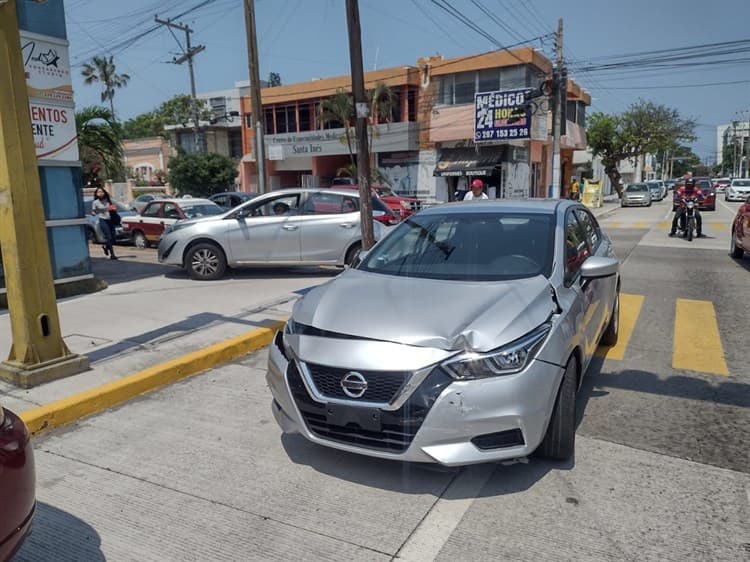 ¡Hasta la banqueta! Conductores chocan sus automóviles en avenida de Veracruz