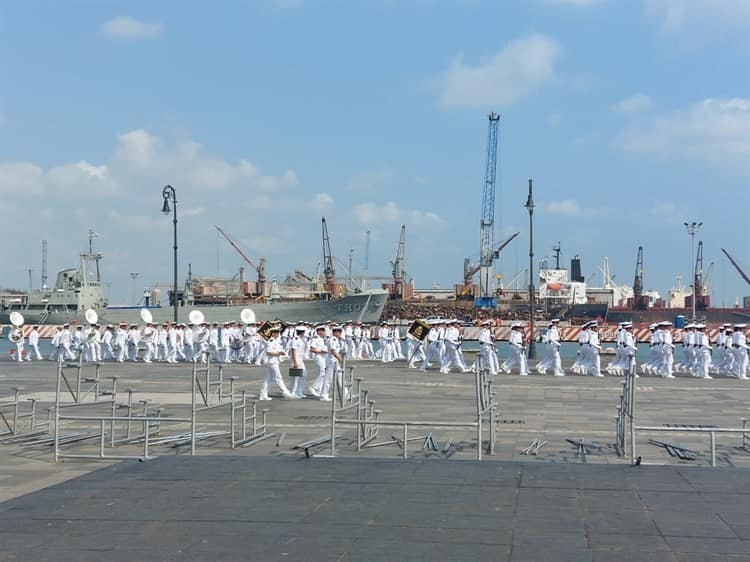 Marina ensaya con helicópteros, cadetes y cañones en el malecón de Veracruz