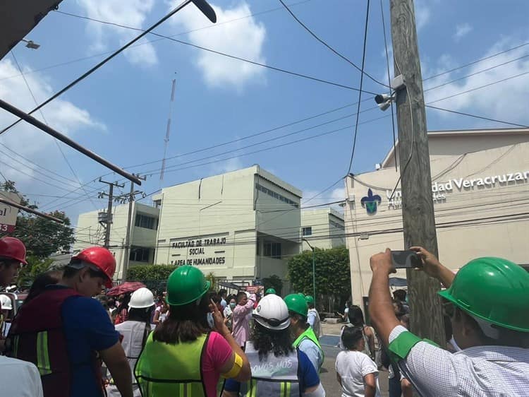Por simulacro, evacúan edificios públicos en Poza Rica (+Video)