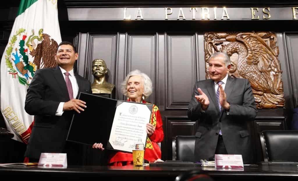 Elena Poniatowska frente al reprobable caos parlamentario