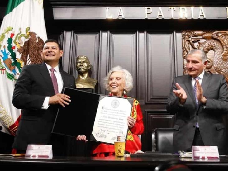 Entregan a Elena Poniatowska la medalla Belisario Domínguez