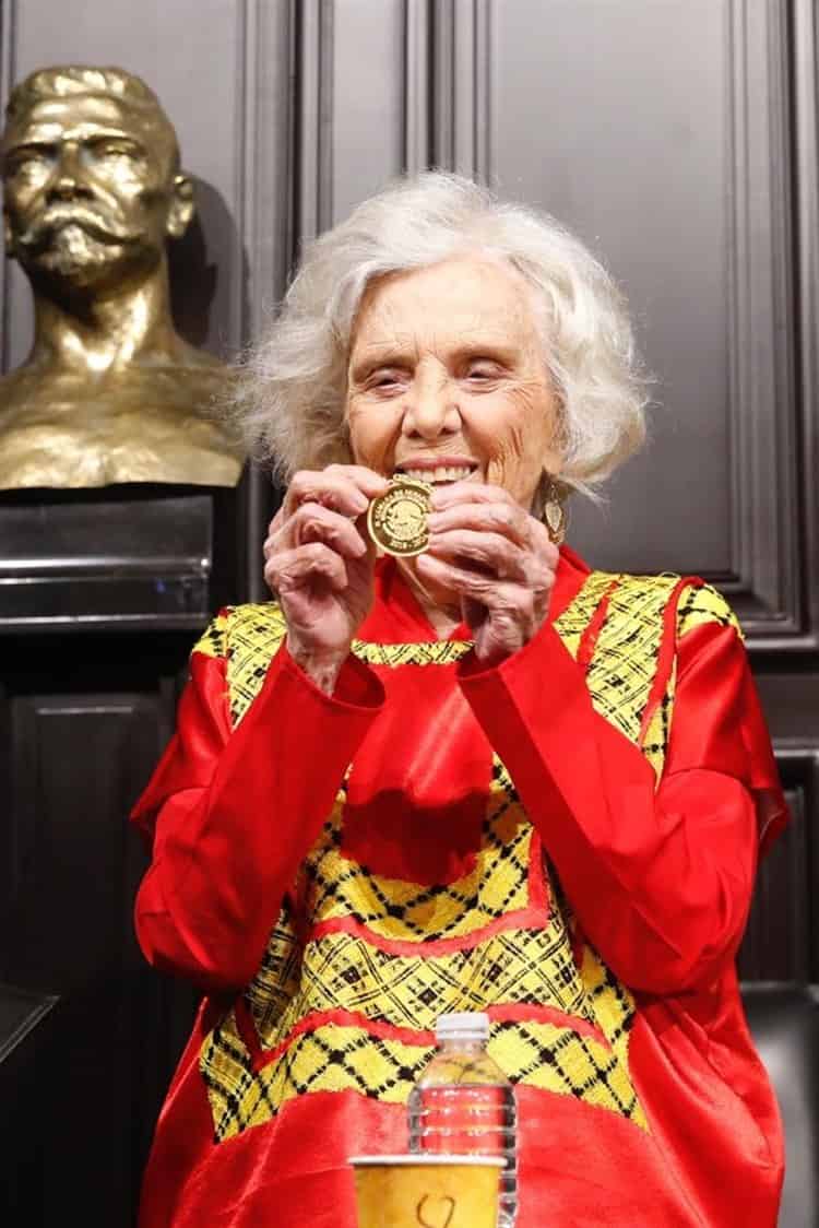 Entregan a Elena Poniatowska la medalla Belisario Domínguez