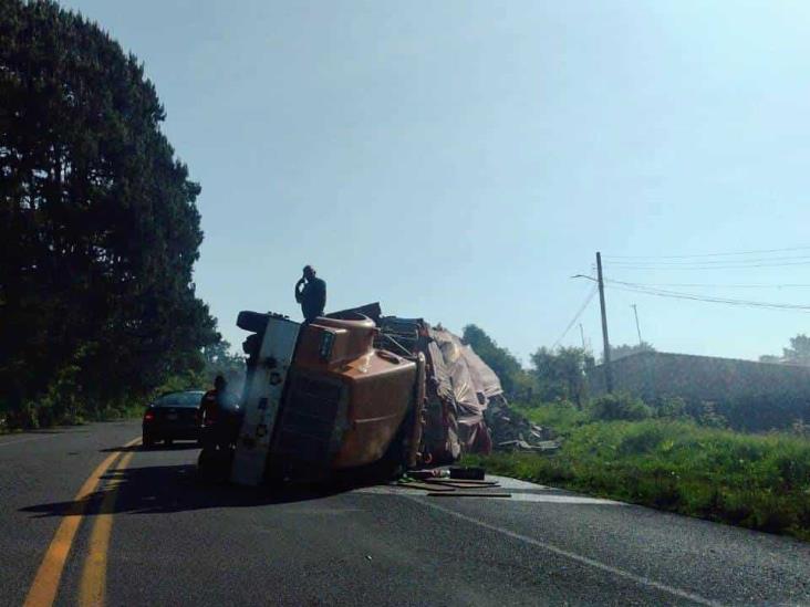 Vuelca tráiler con block en carretera federal, cerca de Acajete