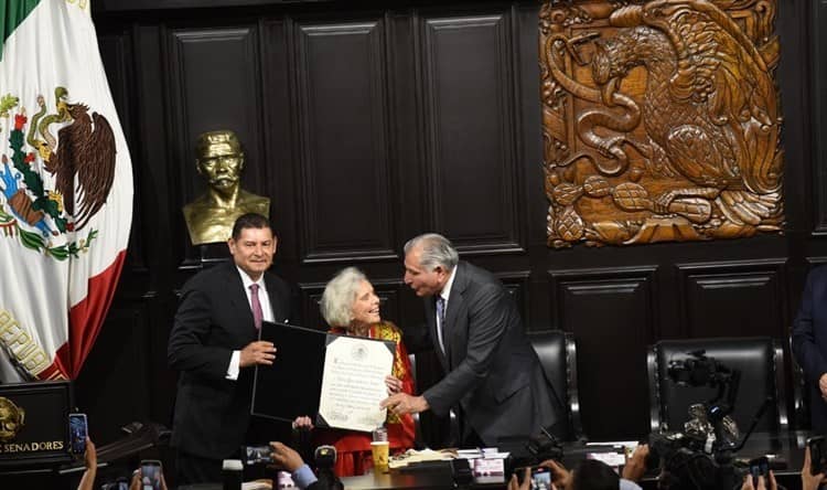 Entregan a Elena Poniatowska la medalla Belisario Domínguez