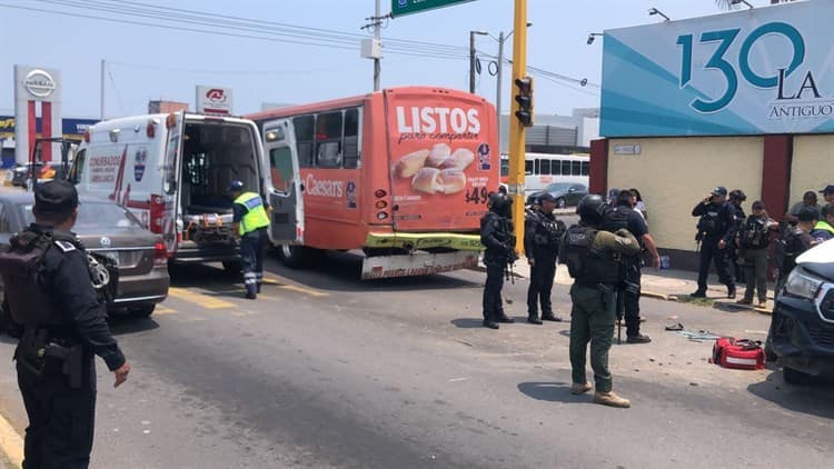 Camión urbano choca a patrulla en Boca del Río; policía herido (+video)