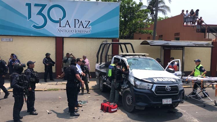 Camión urbano choca a patrulla en Boca del Río; policía herido (+video)