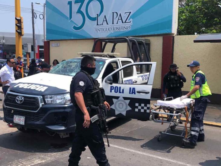 Camión urbano choca a patrulla en Boca del Río; policía herido (+video)