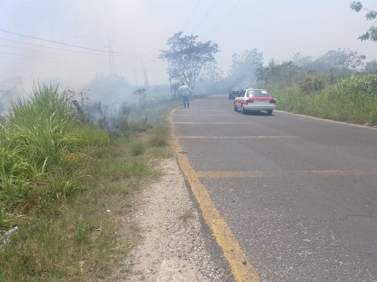 ¡Por altas temperaturas! Se registra quema de pastizal en tramo Nanchital- Ixhuatlán del Sureste